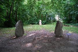 "Herrensitz" mit zwei steinernen Wächtern in Westerstede, Konzept: Norbert Marten und Christel Mandos-Feldmann, Foto: Galerie Mandos-Feldmann