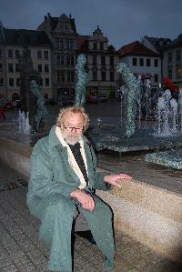 Norbert Marten mit Brunnen "König-Albert" in Plauen, Foto: Joko Mandos, Galerie Mandos-Feldmann, Westerstede