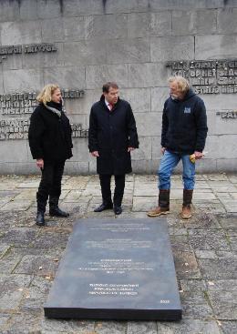 Im Gespräch in der Gedenkstätte Belsen-Bergen beim Aufbau der Gedenkskulptur: Türkischer Generalkonsul Hannover, Norbert Marten und Christel Mandos-Feldmann