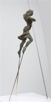 Stelzenläuferin, Bronzeskulptur von Norbert Marten, Austellung Galerie Mandos-Feldmann